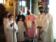 Avant le début de a procession d‘entrée, le Père Évêque accompagné des servants d‘autel